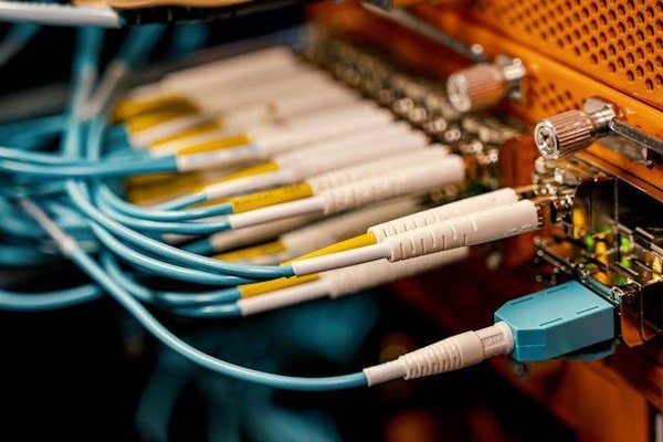 Comment optimiser une baie avec du câble fibre optique?
